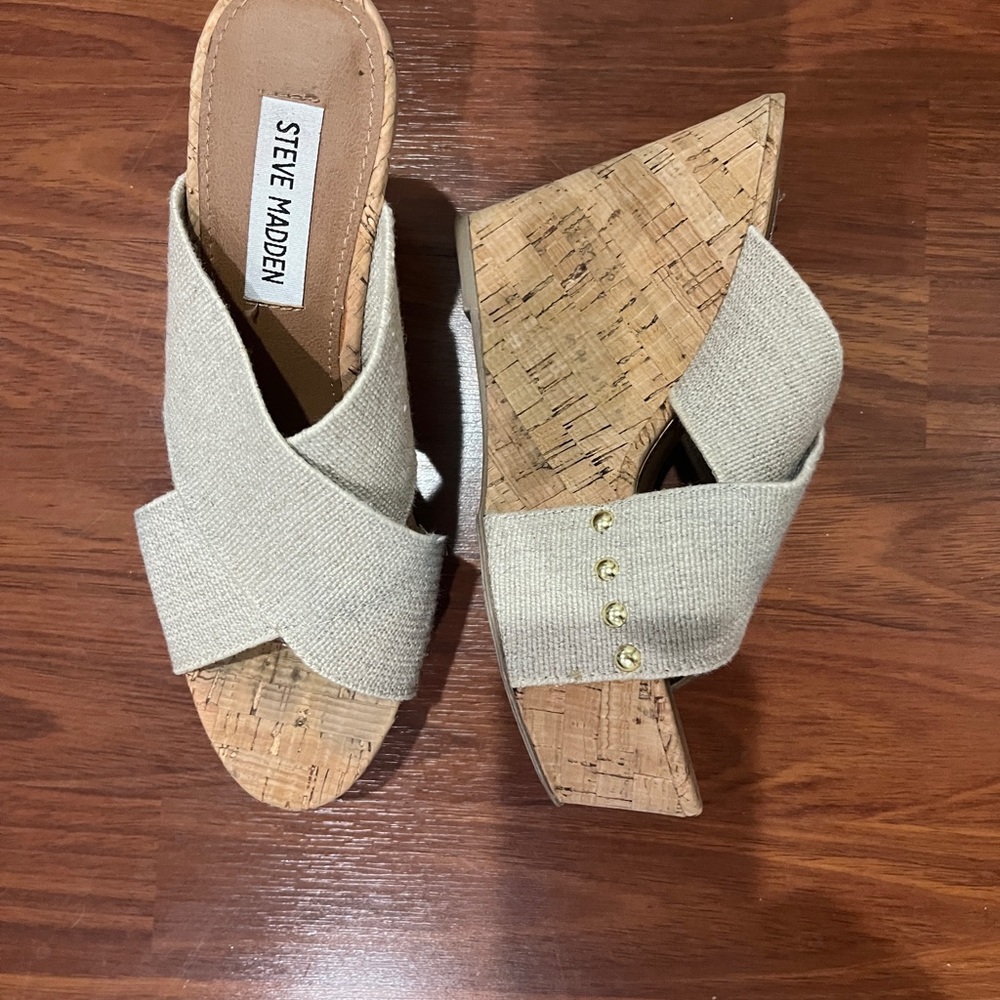 Steve Madden Size 6 Platform Wedge. - image 2